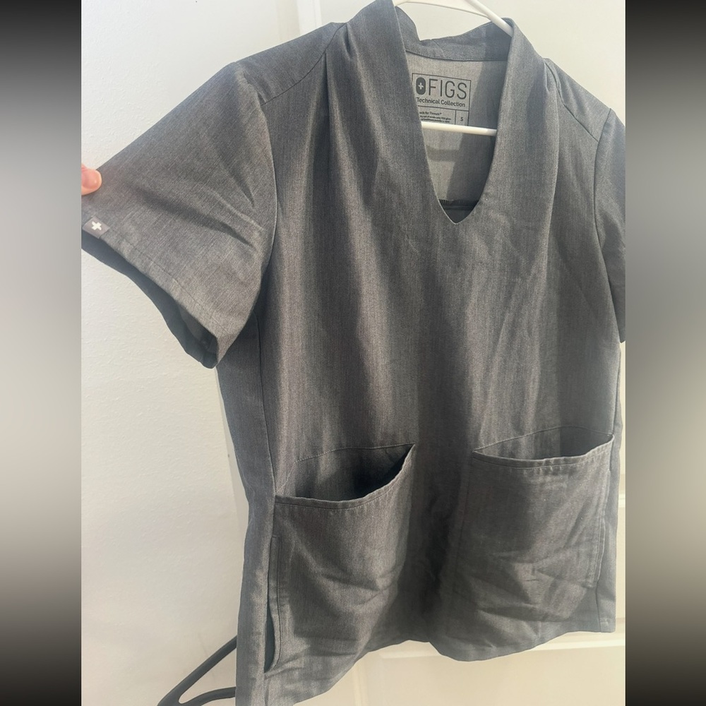 FIGS Graphite V Neck Scrub Top 4 Pocket Relaxed Fit Size Small EUC - Picture 7 of 7